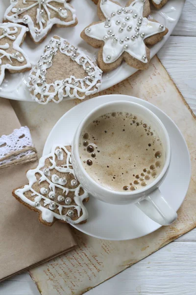 Cappuccino Com Biscoitos Gengibre Esmalte Branco — Fotografia de Stock