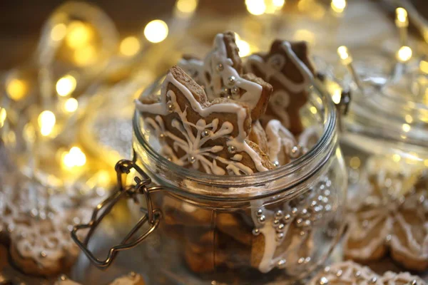 Galletas Jengibre Esmaltadas Sobre Fondo Una Guirnalda Ardiente —  Fotos de Stock