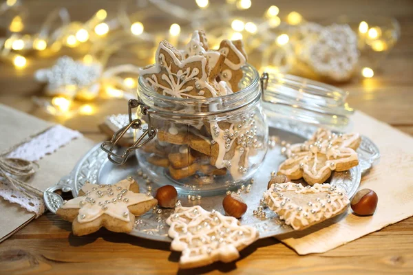 Geglazuurde Peperkoek Koekjes Achtergrond Van Een Brandende Bloemenslinger — Stockfoto