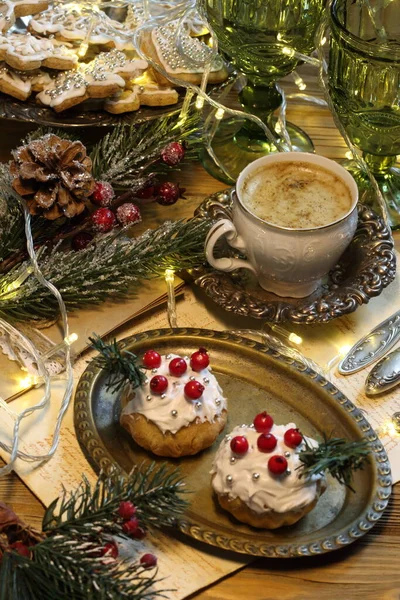 Kerst Cupcakes Wit Glazuur Koffie Een Witte Beker — Stockfoto