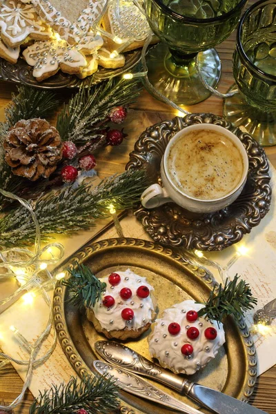 Kerst Cupcakes Wit Glazuur Koffie Een Witte Beker — Stockfoto