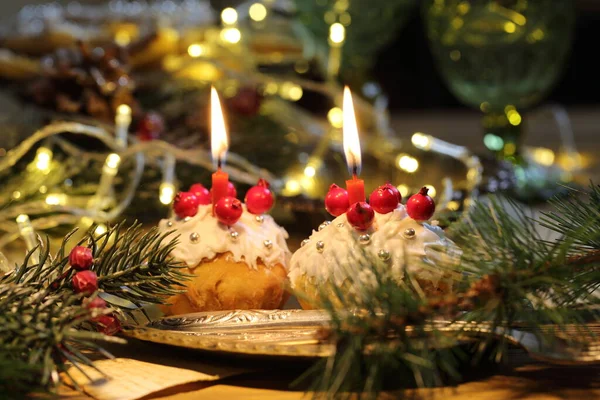 Kerst Cupcakes Wit Glazuur Met Een Brandende Kaars Achtergrond Van — Stockfoto