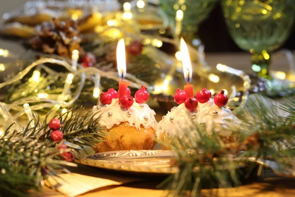 Kerst Cupcakes Wit Glazuur Met Een Brandende Kaars Achtergrond Van — Stockfoto