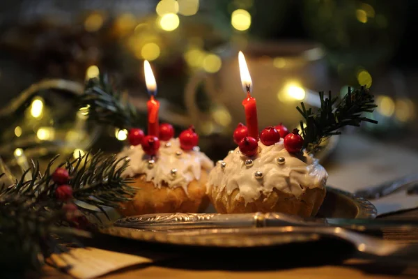 Kerst Cupcakes Wit Glazuur Met Een Brandende Kaars Achtergrond Van — Stockfoto