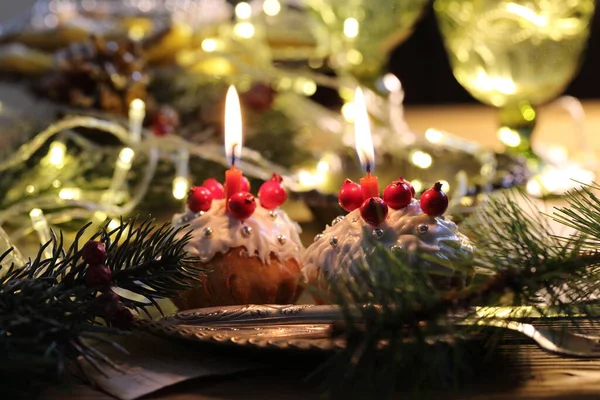 Kerst Cupcakes Wit Glazuur Met Een Brandende Kaars Achtergrond Van — Stockfoto