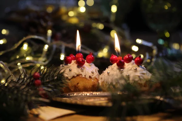 Cupcakes Natal Esmalte Branco Com Uma Vela Acesa Fundo Uma — Fotografia de Stock