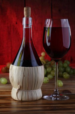 Bir şişe kırmızı şarap ve üzümle sakin bir hayat