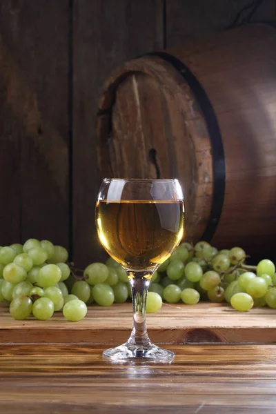 白葡萄酒 有葡萄放在木制桌子上 — 图库照片