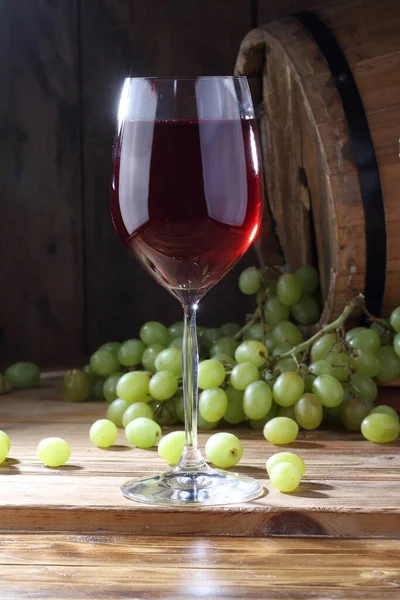 酒杯中的红酒和葡萄 — 图库照片