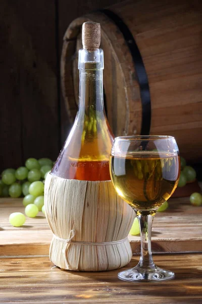 Vino Blanco Vaso Botella Sobre Fondo Madera —  Fotos de Stock