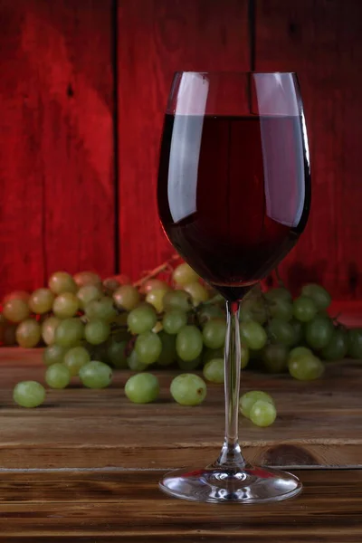 Rödvin Glas Och Druvor — Stockfoto