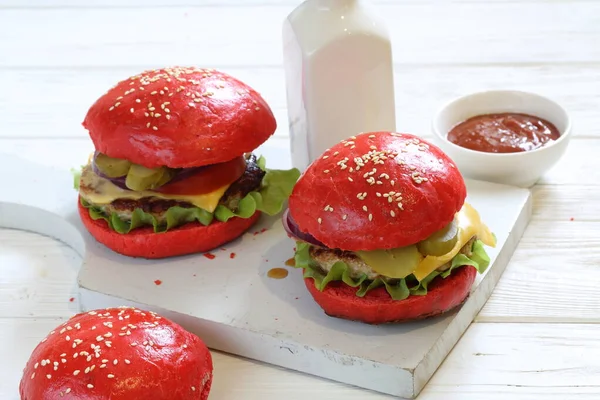 Burger Mit Rotem Brötchen Und Schnitzel Mit Gemüse Auf Weißem — Stockfoto