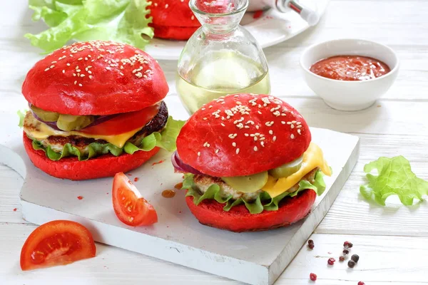 Burger Mit Roten Brötchen Und Hühnerschnitzel Auf Weißem Teller — Stockfoto