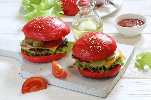 Burger Burger Mit Rotem Brötchen Und Schnitzel — Stockfoto