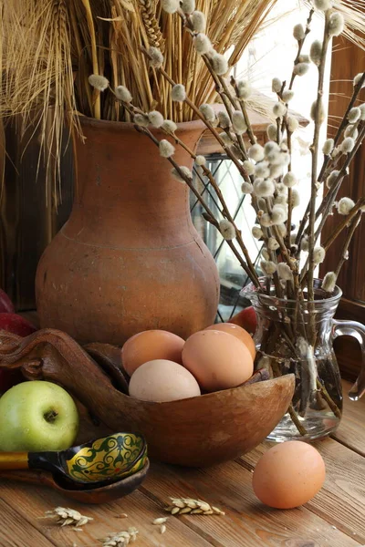 Пасхальный Натюрморт Ивой Пшеницей Покрашенными Яйцами Деревянном Фоне — стоковое фото