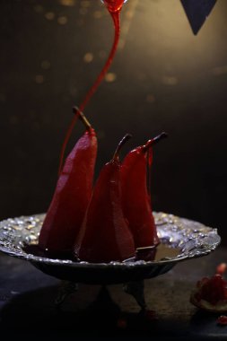 Kırmızı şarapta armut. Kırmızı şarapta haşlanmış armut.