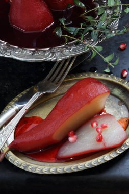 Kırmızı şarapta armut. Kırmızı şarapta haşlanmış armut.