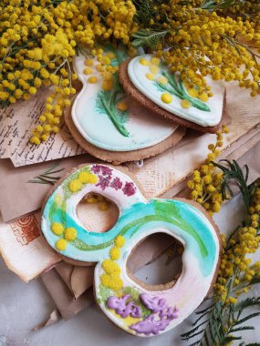 Kağıt üzerinde zencefilli kurabiye. 8 Mart