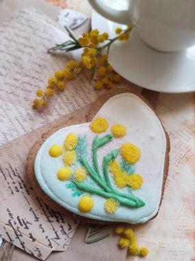 Zencefilli çörek ve bir fincan çay.