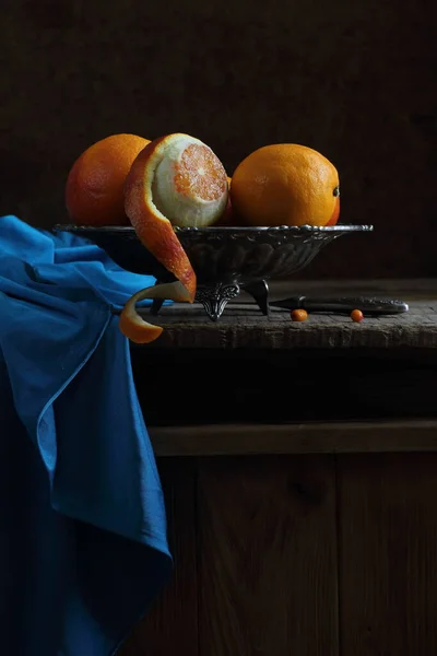 Bodegón Con Naranjas Jarrón Hierro Sobre Una Mesa Madera — Foto de Stock