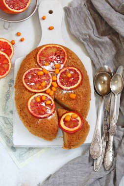 Gri arka planda meyve çayı ile portakallı turta