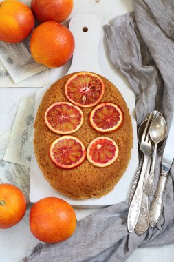 Gri arka planda meyve çayı ile portakallı turta