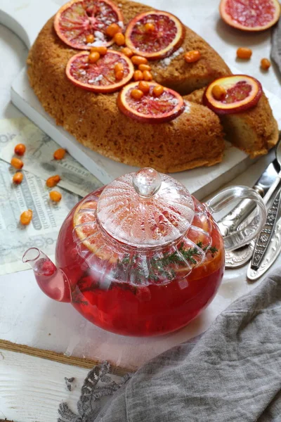 Torta Laranja Com Chá Frutas Fundo Cinza — Fotografia de Stock