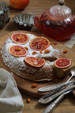 Pudra şekerli turta ve şeffaf çaydanlıkta çay.