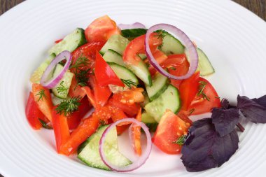 Bitkilerle taze sebze salatası.