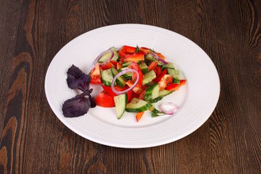 Bitkilerle taze sebze salatası.