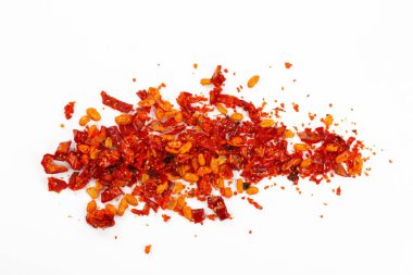 Fıstıklı kırmızı biber, susam tohumu ve beyaz arka planda Çin baharatı.