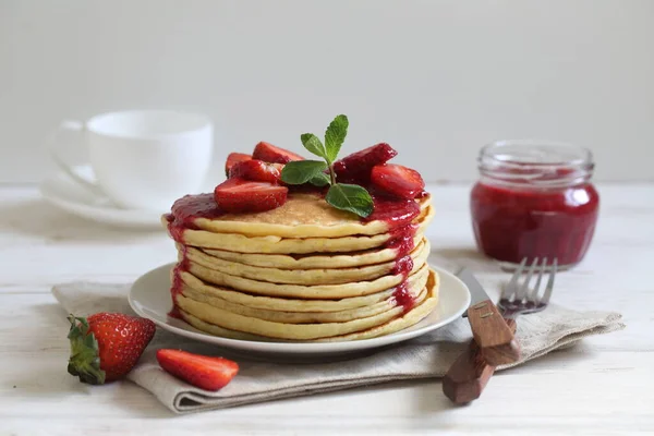 Pfannkuchen Mit Erdbeeren Und Minze Auf Weißem Hintergrund — Stockfoto