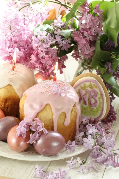 Пасхальный Торт Глазурью Цветными Яйцами Букетом Сирени — стоковое фото