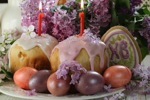 Bemalte Eier Kuchen Mit Kerzen Und Ein Strauß Flieder Osterstillleben — Stockfoto