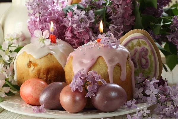 Розфарбовані Яйця Торт Свічками Букет Бузку Великоднє Натюрморт — стокове фото