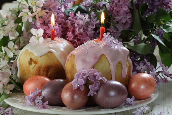 Osterkuchen Mit Glasur Und Gefärbten Eiern Mit Einem Strauß Flieder — Stockfoto