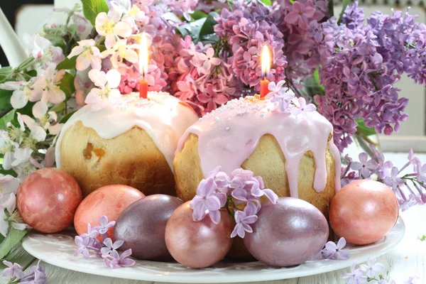 Ovos Pintados Bolo Com Velas Buquê Lilases Páscoa Ainda Vida — Fotografia de Stock
