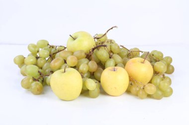 Beyaz arka planda üzüm ve elmalarla dolu bir hayat