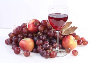 Beyaz arka planda meyveli kırmızı şarap