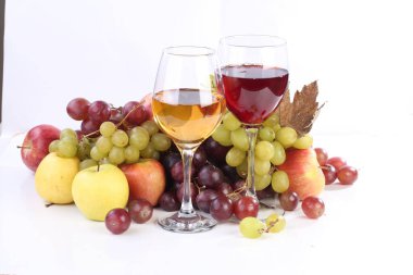 Beyaz arka planda şarap ve meyvelerle dolu bir hayat