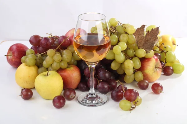 白葡萄酒 有白色背景的水果 — 图库照片