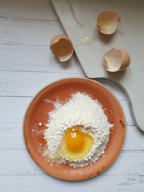 Un içinde yumurta. Hamur hazırlığı.