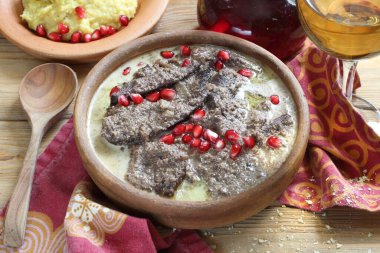 Fındık-sarımsak soslu karaciğer ve nar.