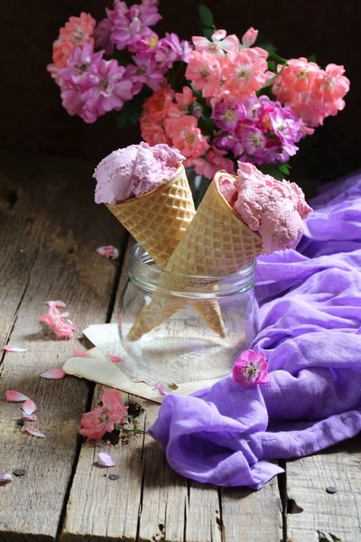 Masih Hidup Dengan Krim Buah Dan Karangan Bunga Mawar Latar — Stok Foto