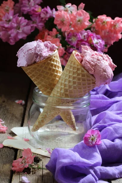 Natura Morta Con Gelato Alla Frutta Mazzo Rose Sfondo Legno — Foto Stock