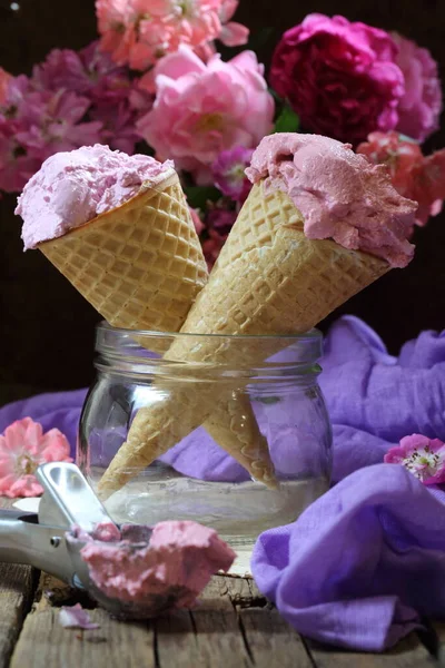 Натюрморт Мороженым Вафельной Чашке — стоковое фото