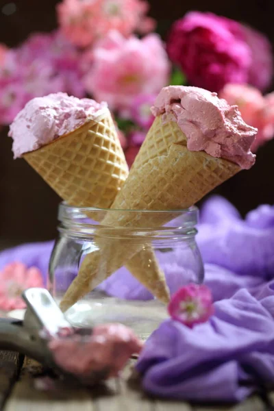 Bodegón Con Helado Frutas Ramo Rosas Sobre Fondo Madera —  Fotos de Stock