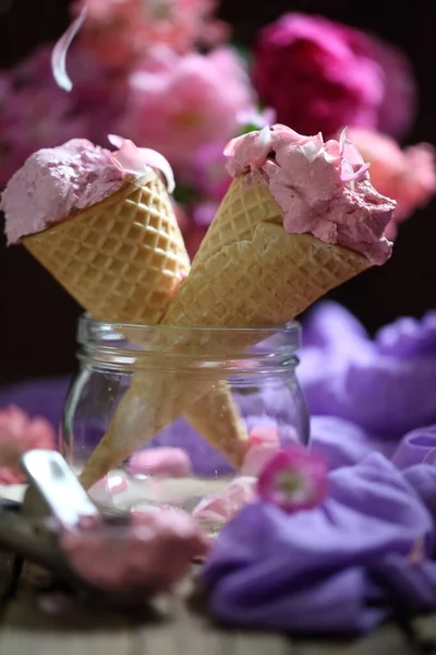 Bodegón Con Helado Frutas Ramo Rosas Sobre Fondo Madera — Foto de Stock