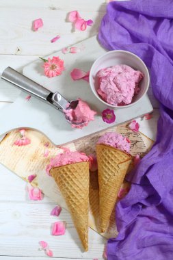 Buzlu şekerlemelerle dolu gözleme bardağında