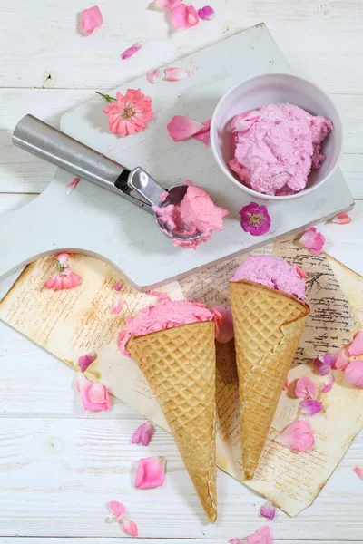 Natureza Morta Com Sorvete Frutas Buquê Rosas Fundo Branco — Fotografia de Stock